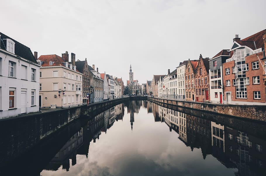 river in between houses during daytime, photography of river between building during daytime HD wallpaper