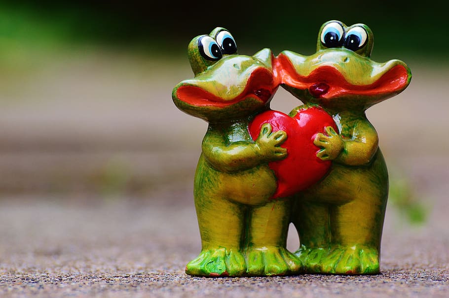 frogs, pair, funny, love, heart, figure, animal, deco, cute HD wallpaper