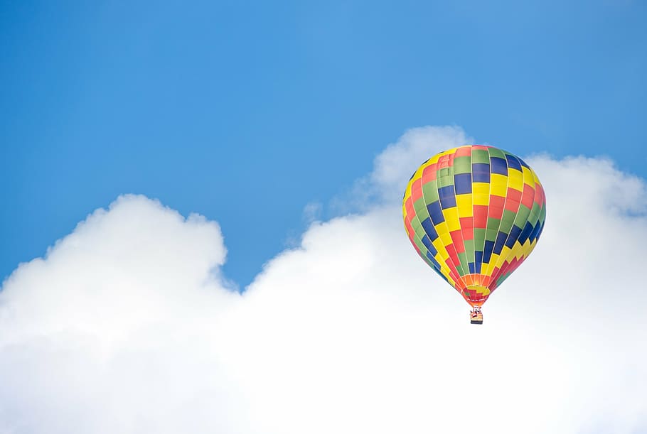 flying hot air balloon on sky, colorful, blue sky, cumulus, flight, HD wallpaper