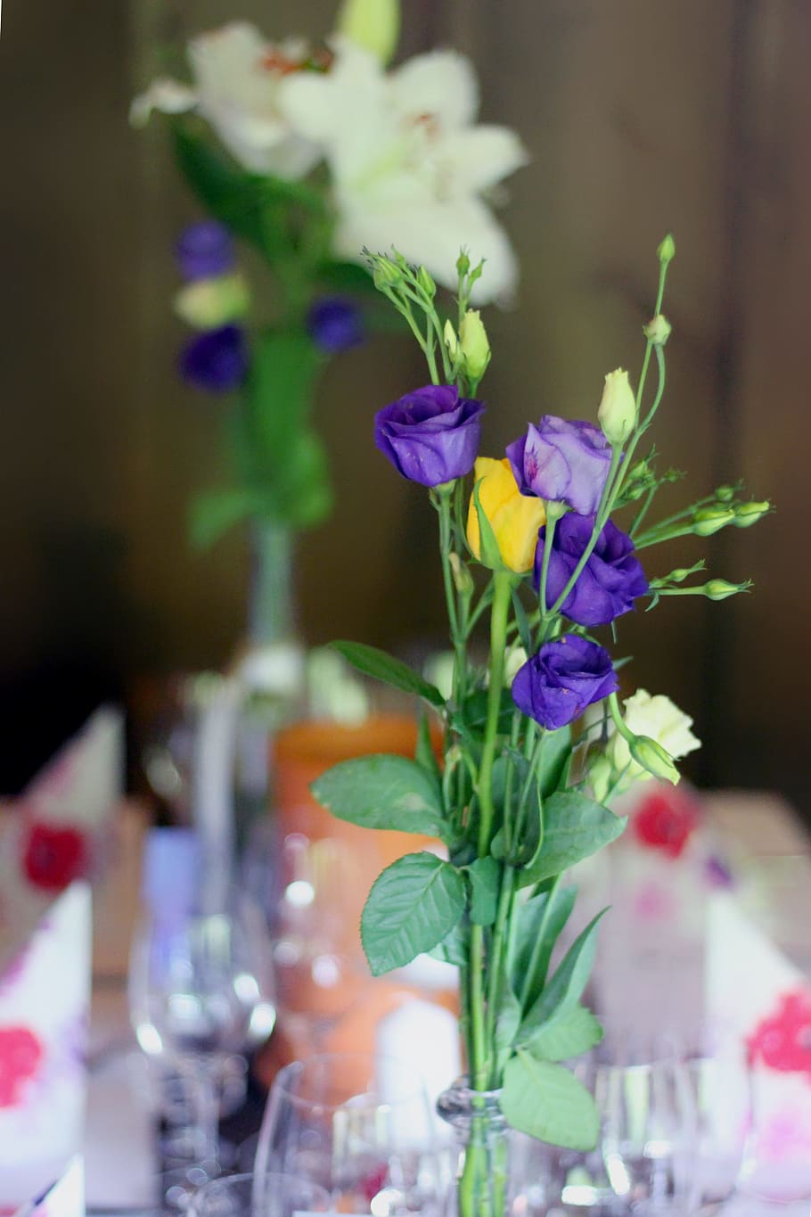 flowers, vase, table, table decorations, purple, roses, festival HD wallpaper