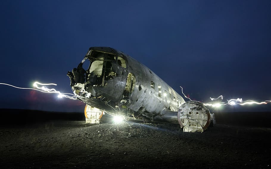 Squiggle Plane, wrecked gray and black aircraft, airplane, wreckage HD wallpaper