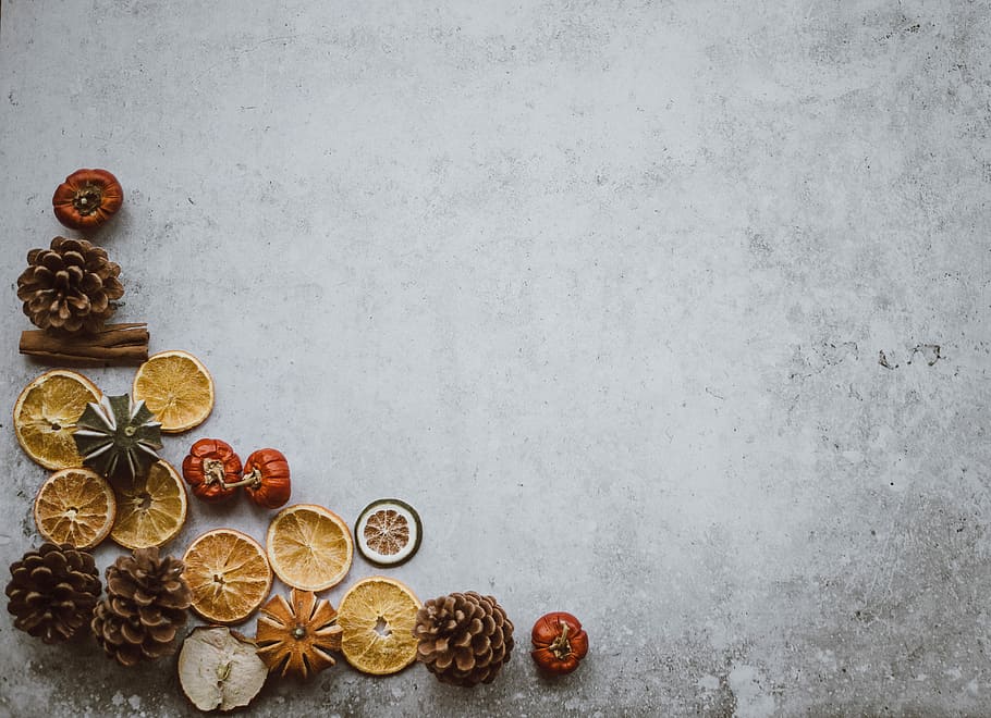 Christmas background - oranges,cinnamon, pine cone, sliced fruits on ground HD wallpaper
