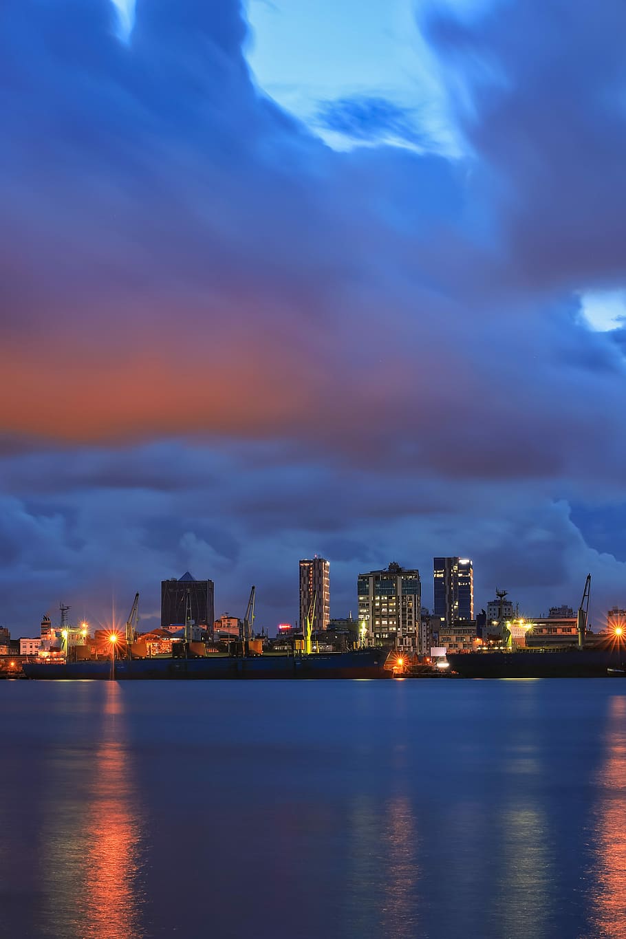 body of water near buildings at night time, panoramic photography of city HD wallpaper