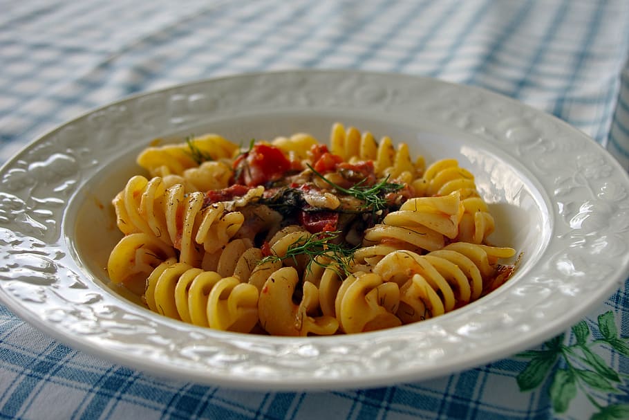 fusilloni, pasta, italy, italian cuisine, tomatoes, fennel, HD wallpaper