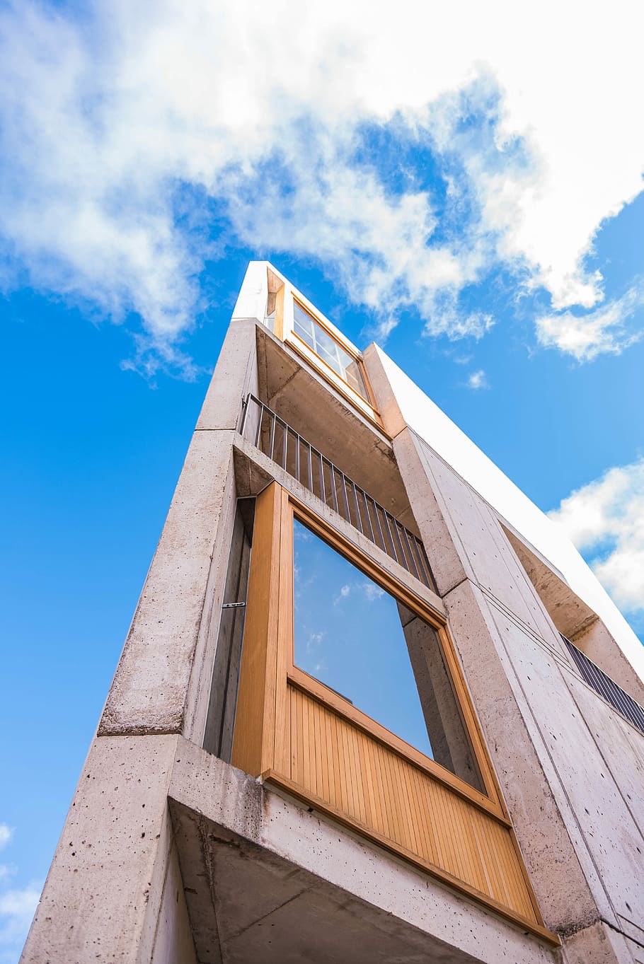 worm's-eye view photography of concrete building, gray and white high rise building under blue sky HD wallpaper