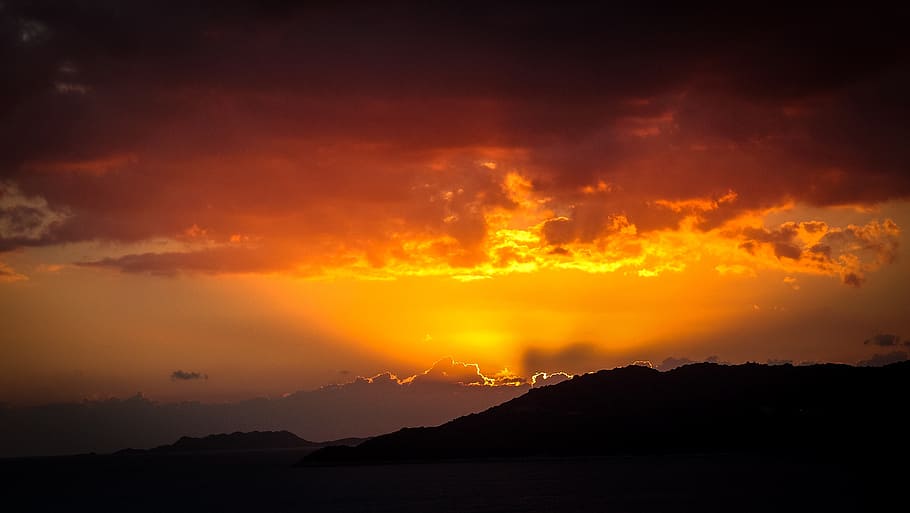 sunlight piercing through clouds during golden hour, sunset HD wallpaper