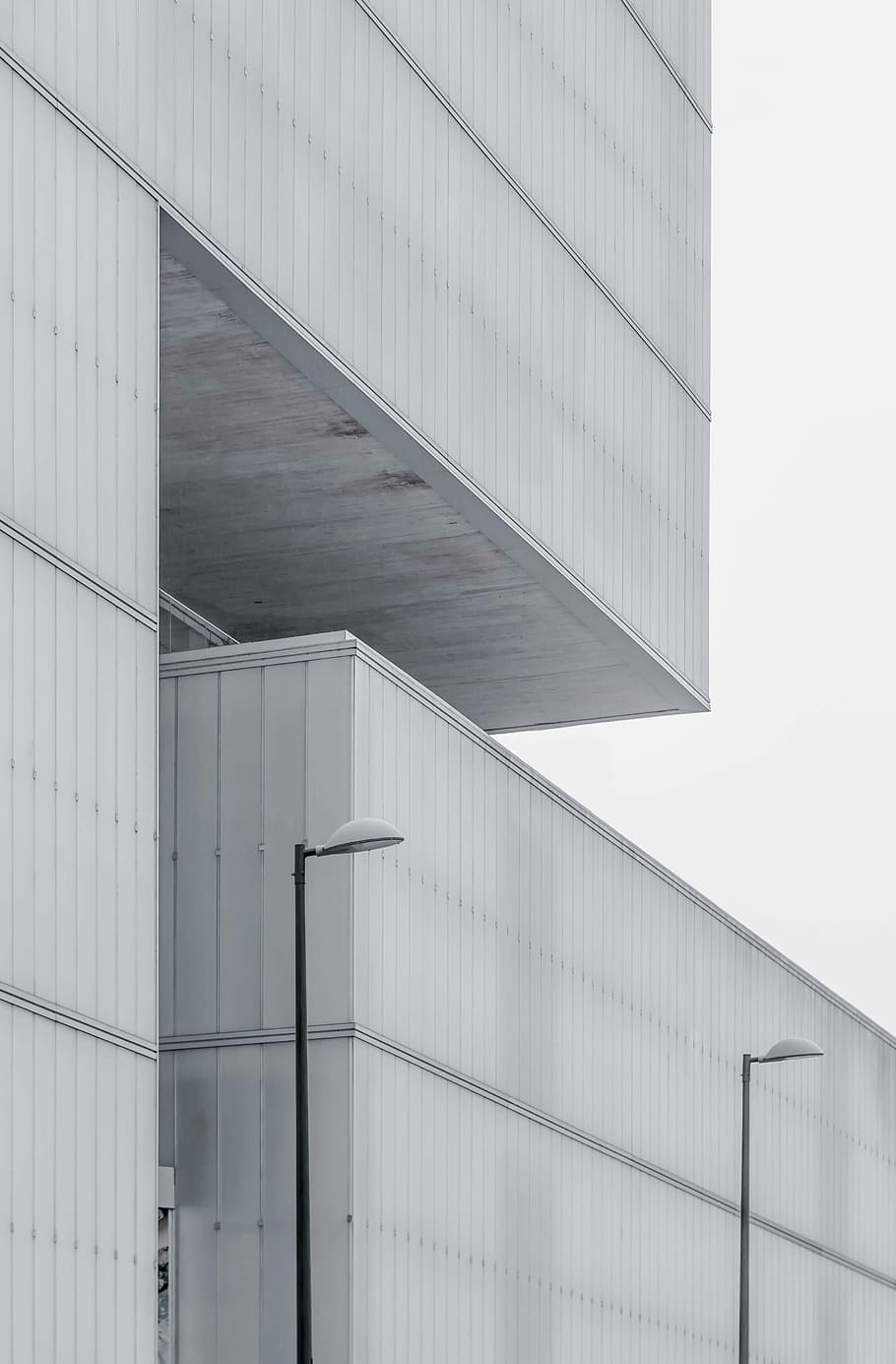 black and grey road post light, white concrete building, architecture HD wallpaper