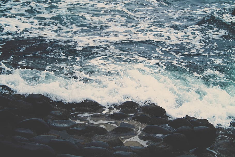 sea waves splashing through stone, sea waves hitting rock formation during daytime photography HD wallpaper