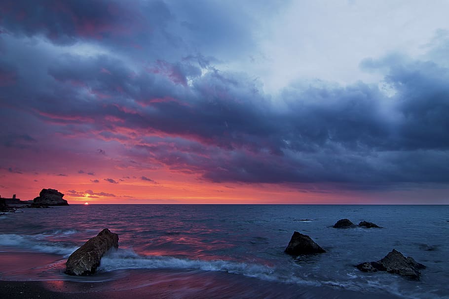 sea water with rock formations under gray clouds, body of water HD wallpaper
