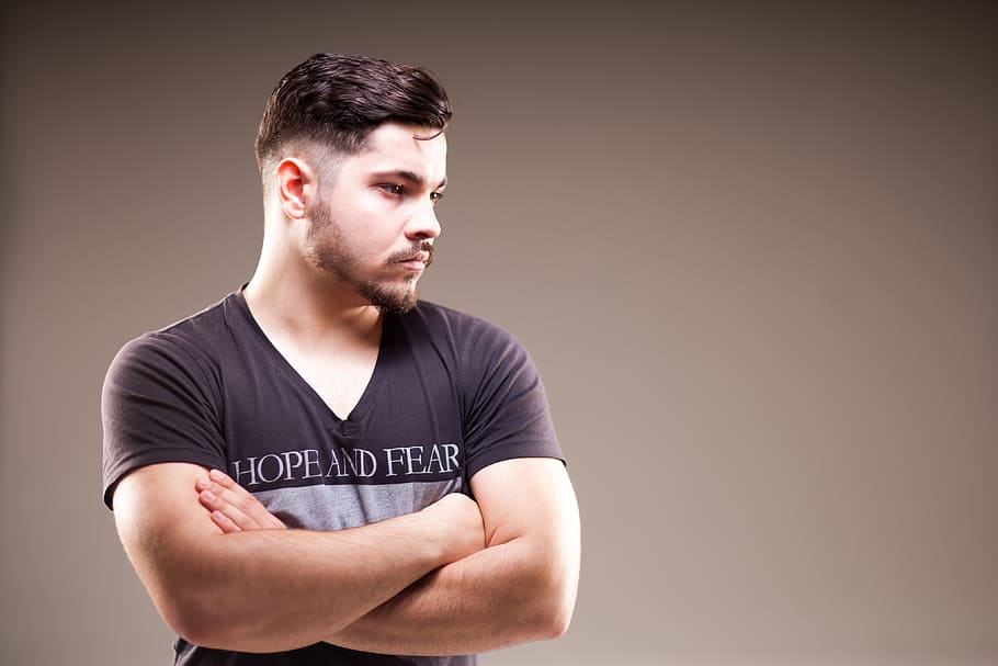 man wearing black shirt against gray wall, studio, portrait HD wallpaper