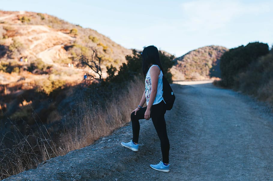 woman wearing black leggings standing, woman standing on top of hill HD wallpaper