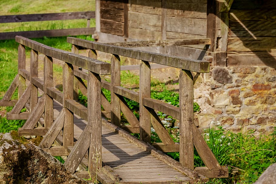mini brown wooden bridge surrounded by green grass at daytime HD wallpaper