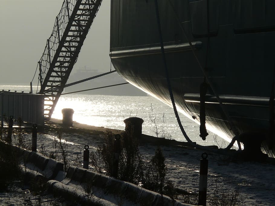 harbour, port, river, winter, fog, mist, black and white, quay HD wallpaper
