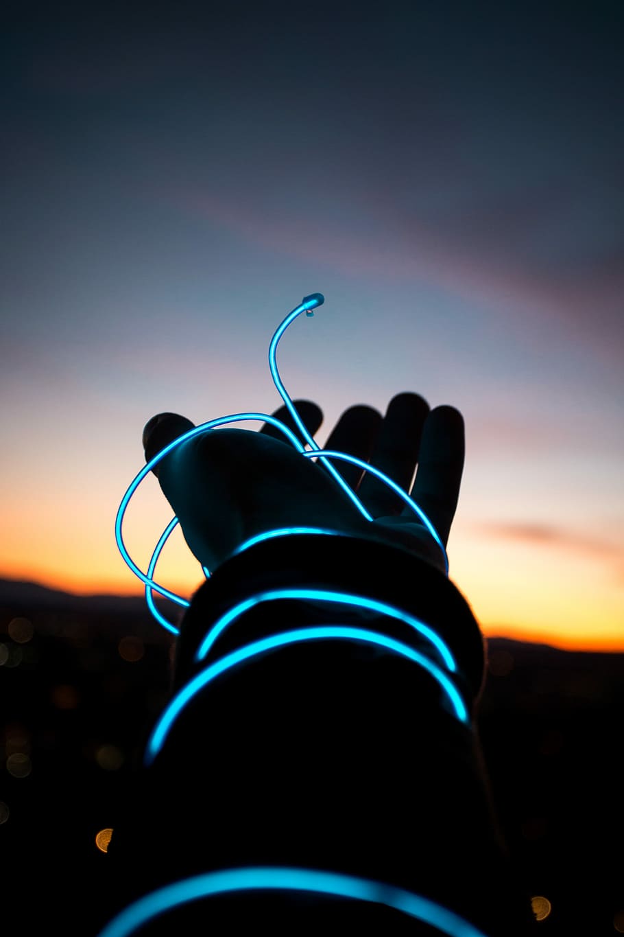 blue light wire on person's left hand, photo of person wearing blue glow in the dark bracelet HD wallpaper