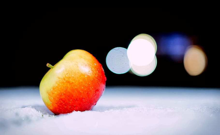 apple, bokeh, food, fruit, macro, snow, winter, freshness, red, HD wallpaper