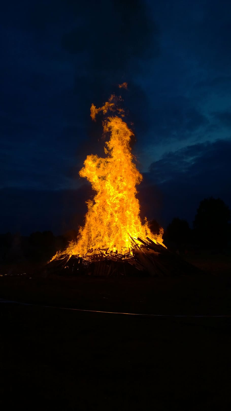 fire, midsummer, flame, wood, dark, night, solstice, hot, blaze HD wallpaper
