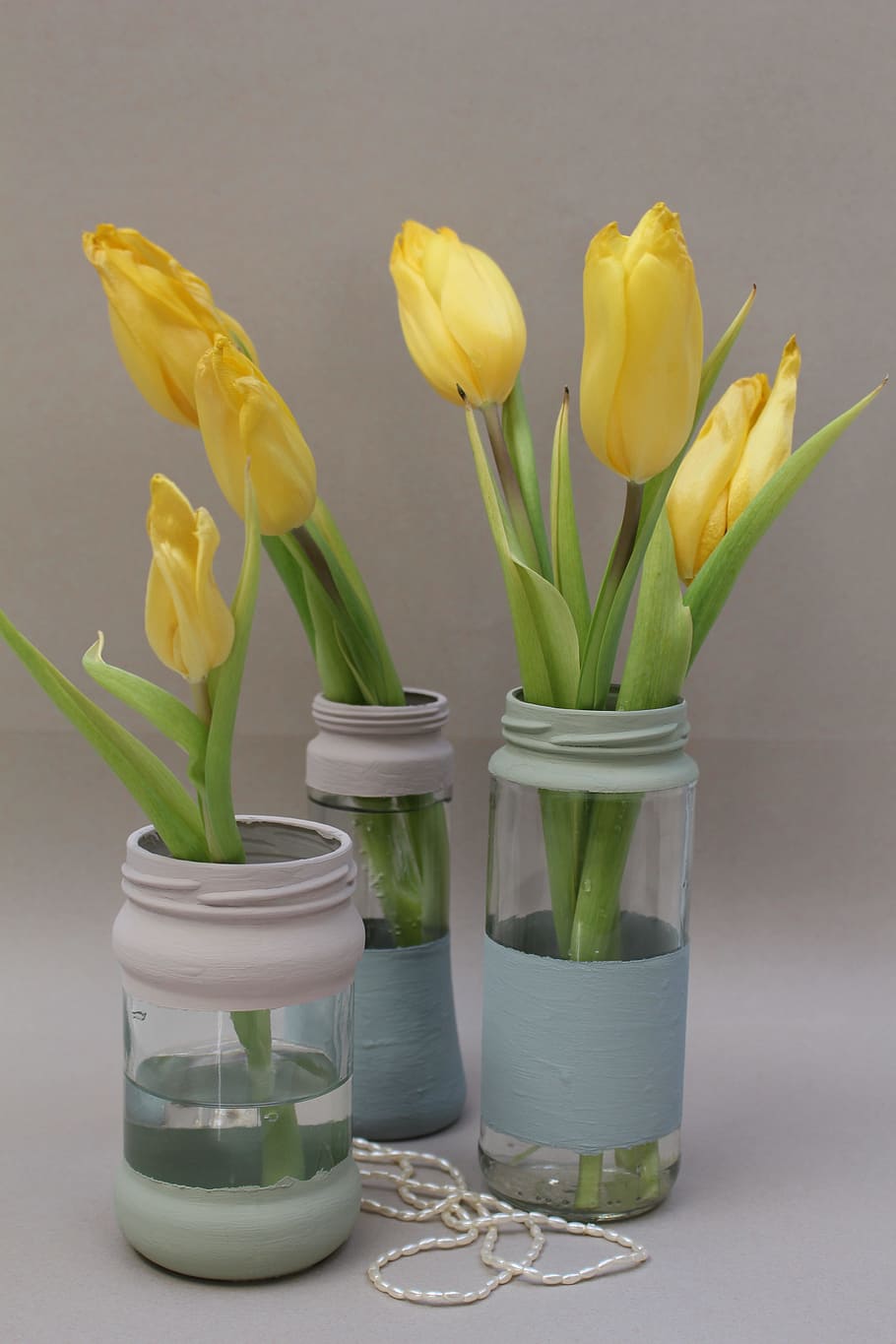 Как сохранить дольше свежие тюльпаны в вазе. Вазы для тюльпанов. Тюльпаны в вазе. Ваза с тюльпанами. Тюльпаны в стеклянной банке.