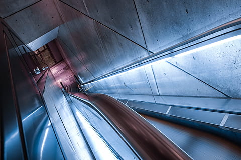 escalator in building with lights, grey walkalator photo, staircase HD wallpaper