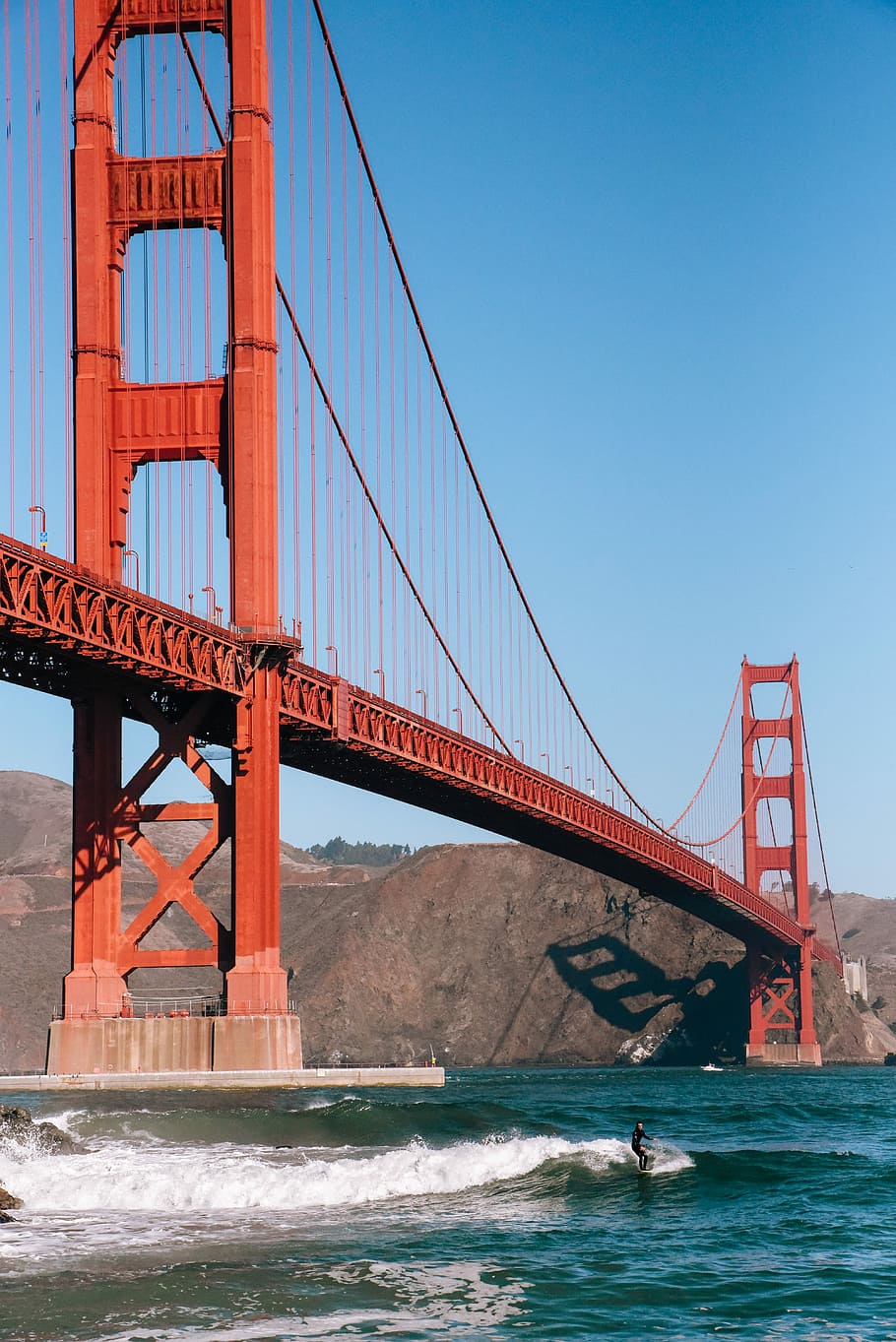 man surfing under Golden Bridge, Golden Gate Bridge, San Francisco, California HD wallpaper