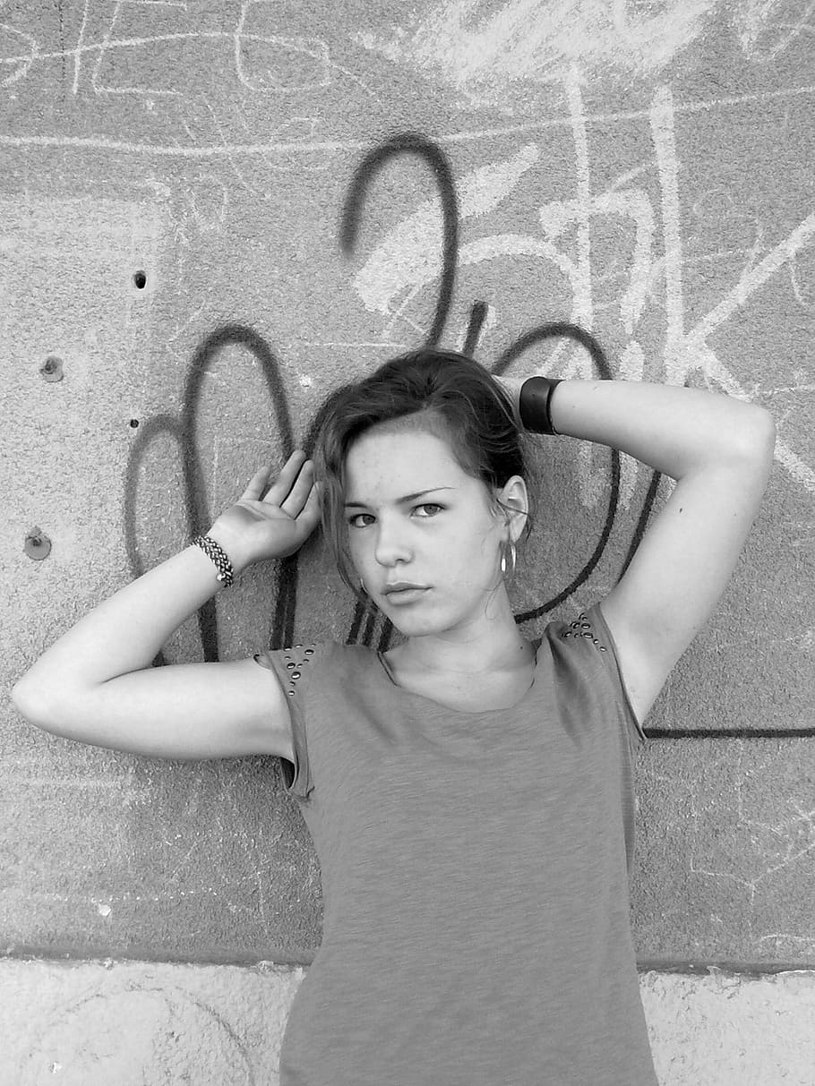 Girl, Pose, Model, Woman, young, hauswand, black and white HD wallpaper