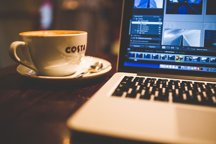 MacBook Pro beside coffee cup, apple, laptop, mug, saucer, teaspoon HD wallpaper