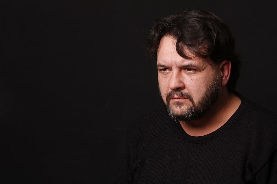 man wearing black crew-neck shirt with dark background, portrait HD wallpaper