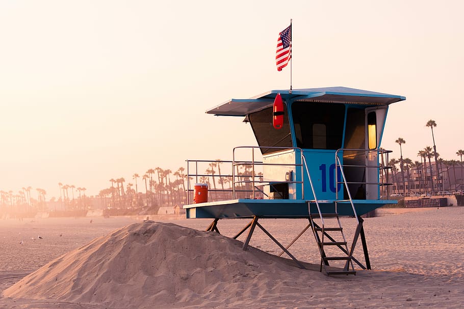white sand beach during daytime, watch tower on beach during golden hour HD wallpaper
