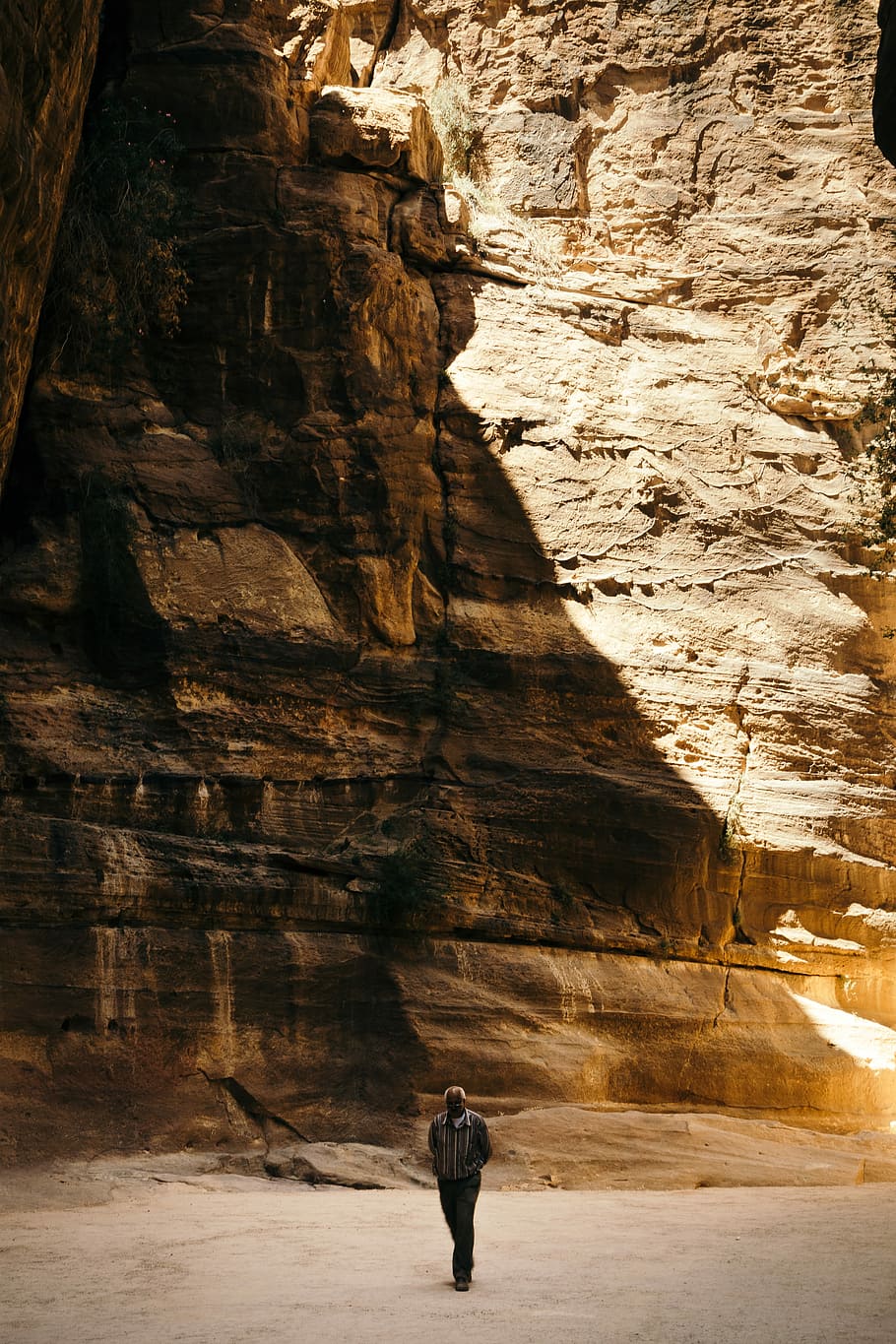man standing near rock formation, cliff, mountain, canyon, cave HD wallpaper