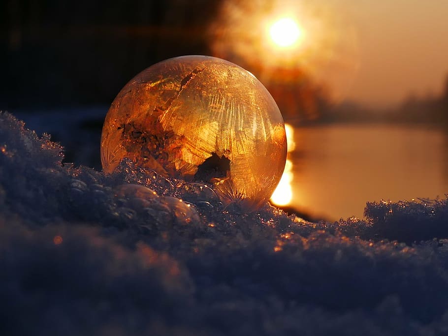 amber glass ball on snow, soap bubble, frozen, frost, winter, HD wallpaper