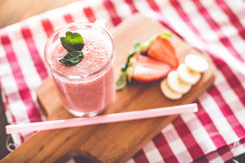 Fresh and Yummy Smoothie with Strawberries & Bananas, drinking HD wallpaper
