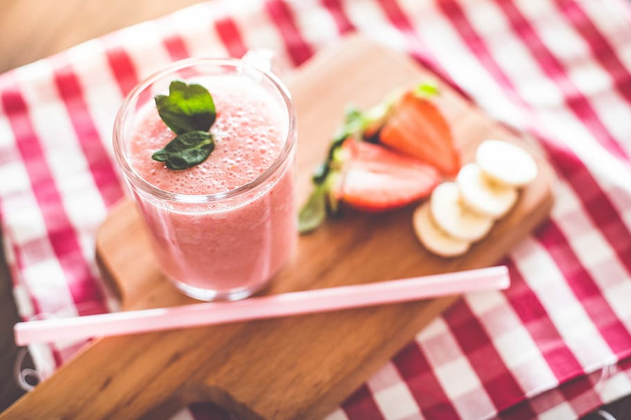 Fresh and Yummy Smoothie with Strawberries & Bananas, drinking HD wallpaper