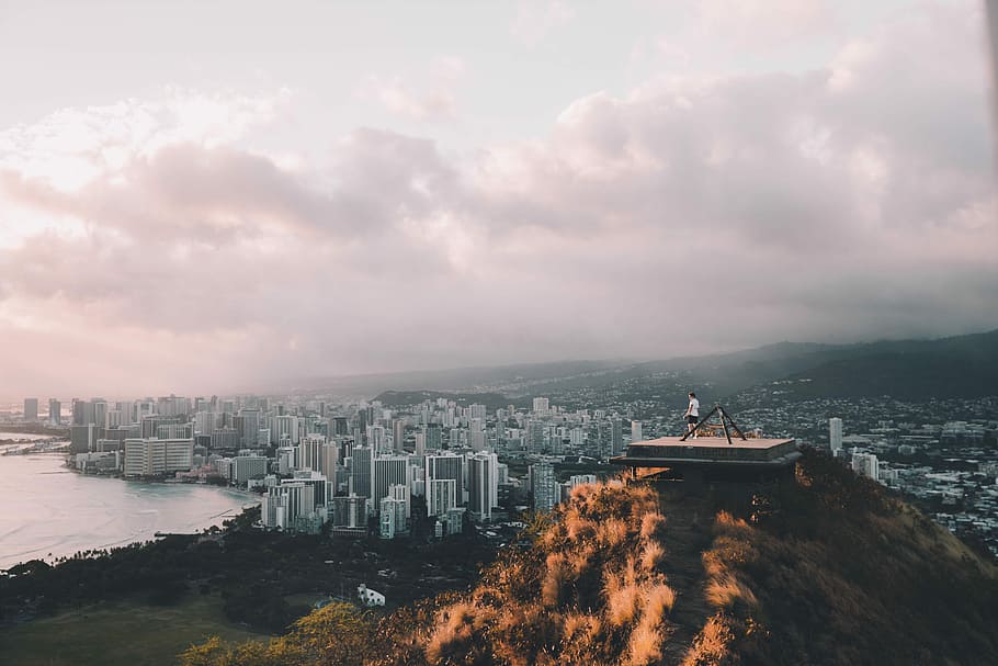 Diamond Head exploring, person standing on top of mountain while looking at the city, HD wallpaper