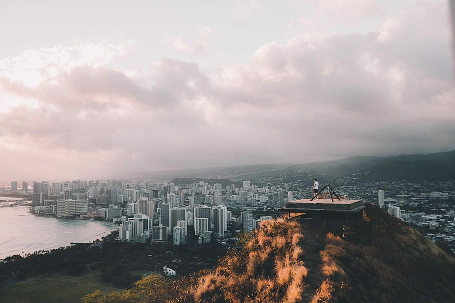 Diamond Head exploring, person standing on top of mountain while looking at the city HD wallpaper