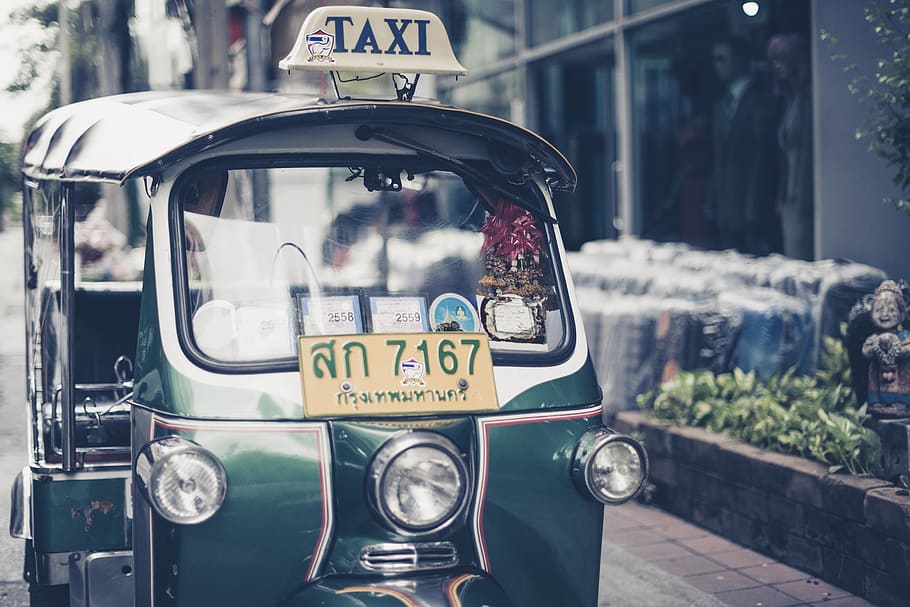 green auto rickshaw parked near wall, macro, thailand, vehicle HD wallpaper