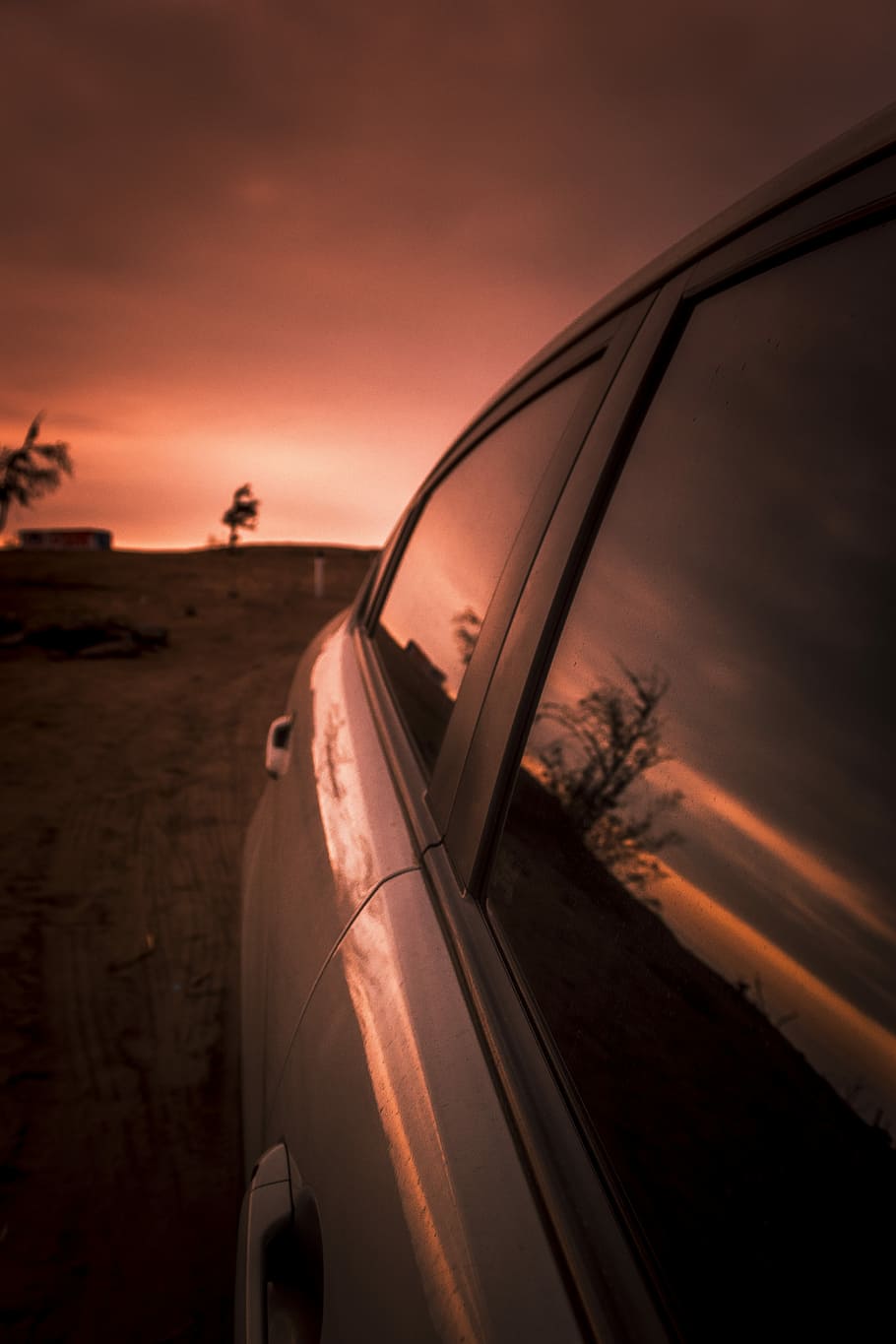 moving vehicle during dawn, car parked near tree during sunset HD wallpaper