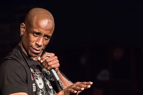 man holding microphone, comedian, face, performance, comic HD wallpaper