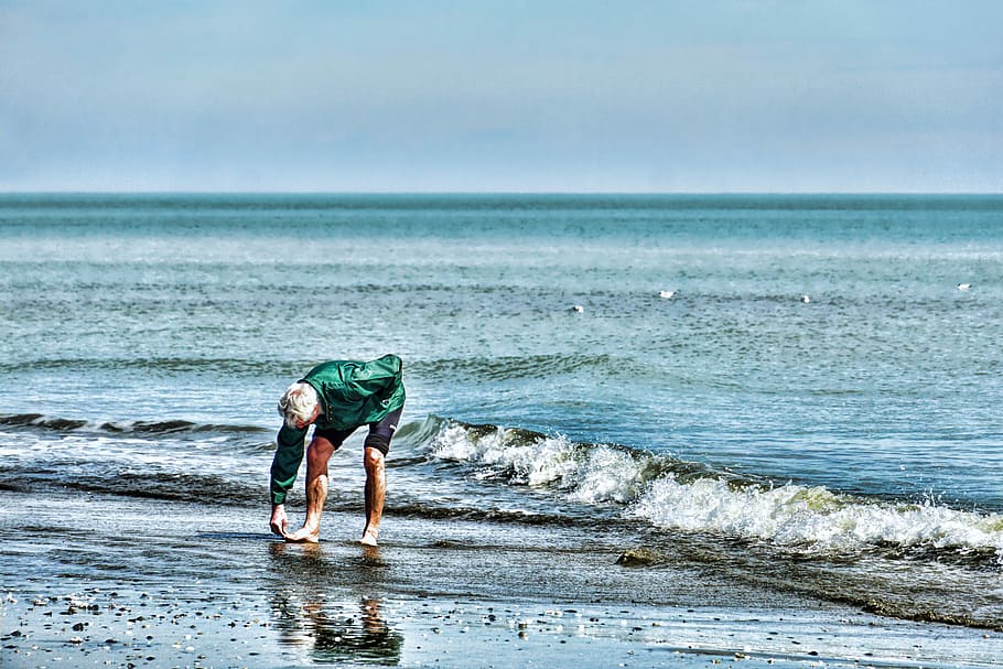 person standing on seashore, waters, man, beach, ocean, horizon over water HD wallpaper