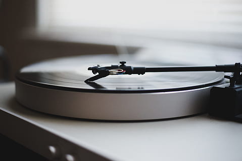 tilt shift lens photography of gray and black turntable, selective photography of gray turntable HD wallpaper