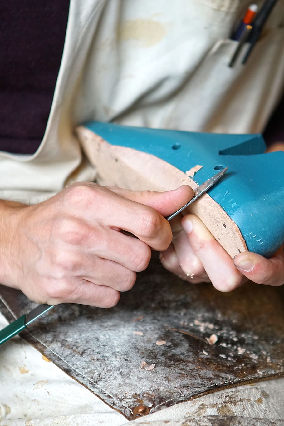 person carving blue footwear, man holding blue shoes frame, scraper HD wallpaper