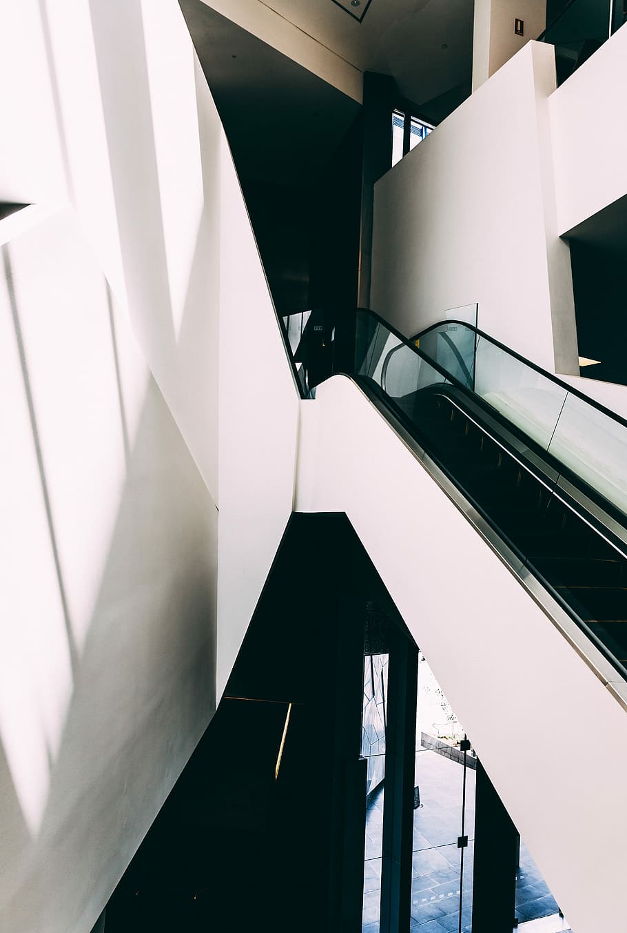 white and black escalator inside building, architecture, staris HD wallpaper