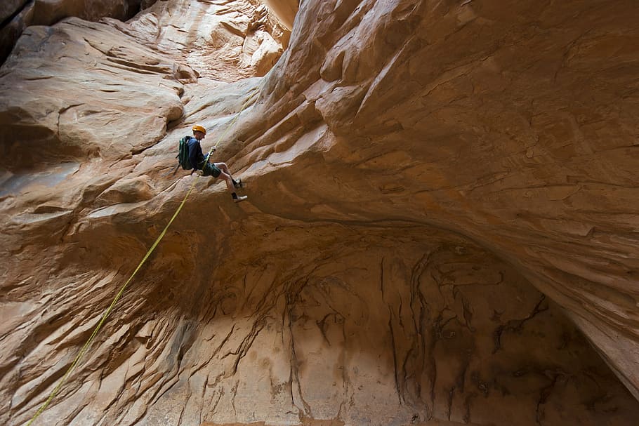 man wearing backpack doing cliffhanger, climbing, rappelling HD wallpaper