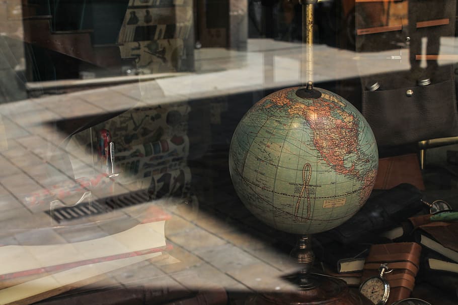 table globe photo, desk globe on table, shop, vintage, reflection HD wallpaper