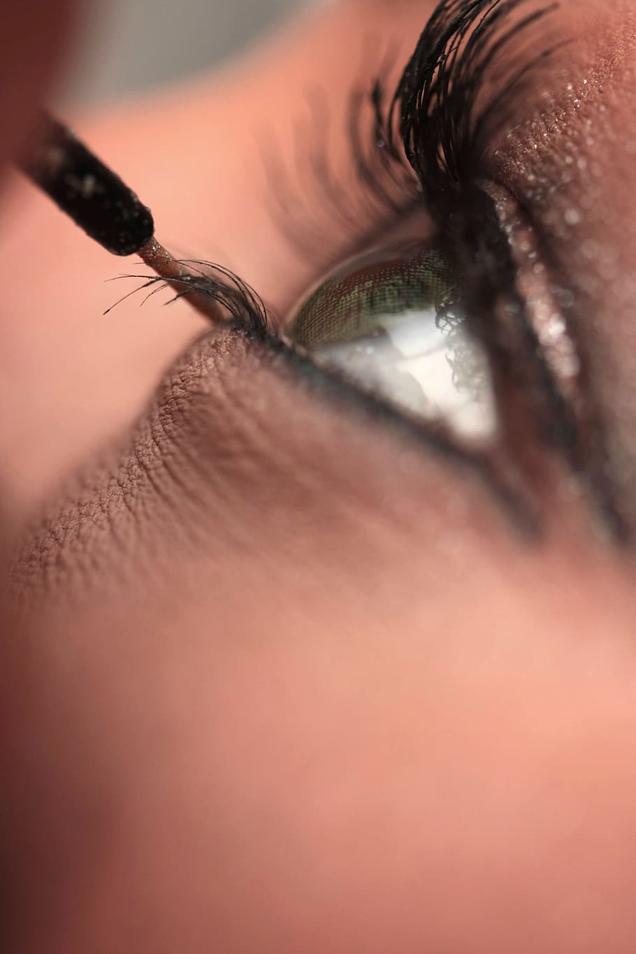 woman applying eyeliner, make-up, eyelash, aesthetics, exposure HD wallpaper