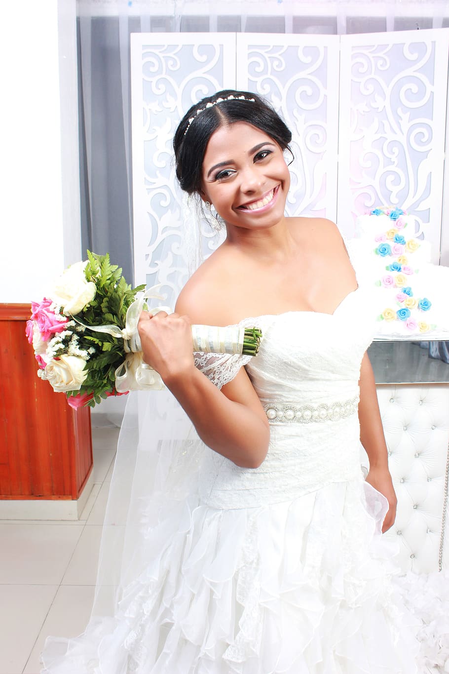 woman in white sweetheart neckline wedding dress taking selfie, HD wallpaper