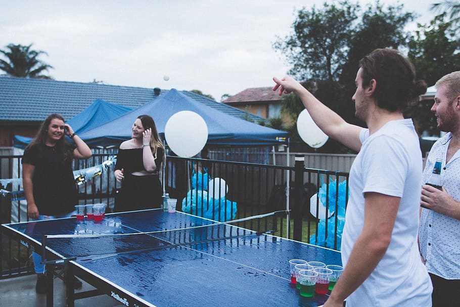 woman versus man playing beer pong under cloudy sky, people playing beer pong HD wallpaper