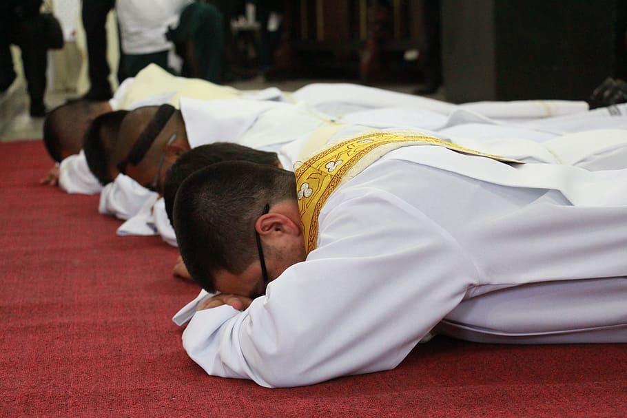 four priests bowing on floor, Sacerdote, diácono, iglesi, church, HD wallpaper