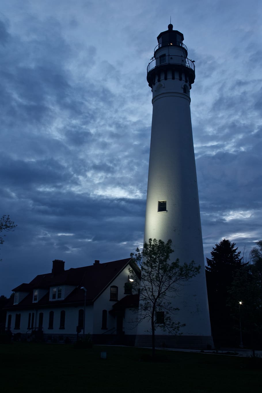 lighthouse, night, clouds, sky, evening, building, ocean, architecture HD wallpaper