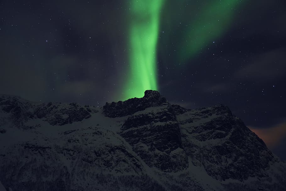 green aurora behind mountain, snow covered mountain under Aurora HD wallpaper