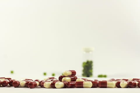 close up photography of white and red capsules, cure, drug HD wallpaper