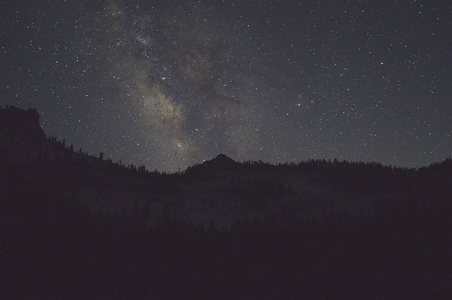 silhouette of a mountain during night, mountain ranges under starry night HD wallpaper